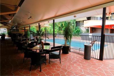 Reef Gateway Hotel Poolside