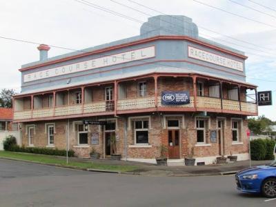 Racecourse Hotel - image 1