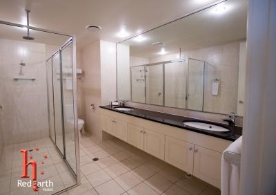 RedEarth Hotel Mount Isa Accommodation ensuite