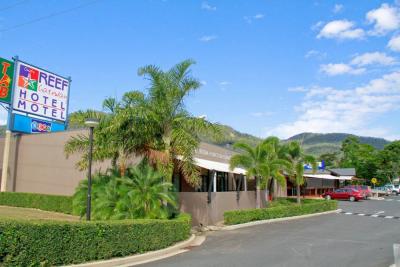Reef Gateway Hotel viewed from Shute Harbour Road in Cannonvale