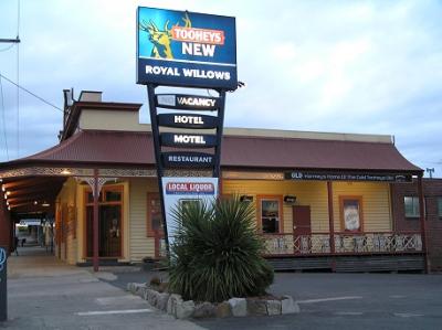 Royal Willows Hotel/Motel