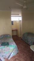 Pentland Hotel - Motel Room showing twin beds